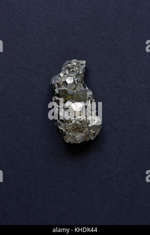 Un spécimen d'une rude de pyrites) rock avec un fond sombre Banque D'Images