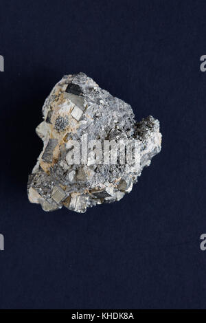 Un spécimen d'une rude de pyrites) rock avec un fond sombre Banque D'Images