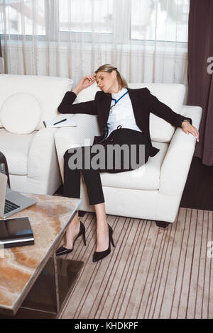 Two Businesswomen in hotel room Banque D'Images
