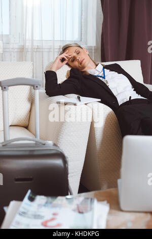 Two Businesswomen in hotel room Banque D'Images