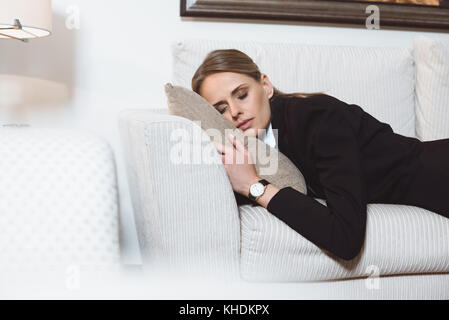 Two Businesswomen in hotel room Banque D'Images