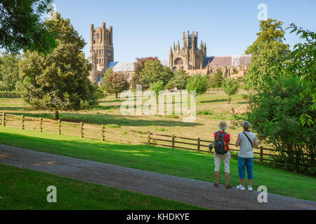 Ely Cambridgeshire UK, vue arrière d'un couple s'arrêtant à Cherry Hill Park, Ely, pour apprécier la vue de la cathédrale d'horizon, Cambridgeshire. Banque D'Images