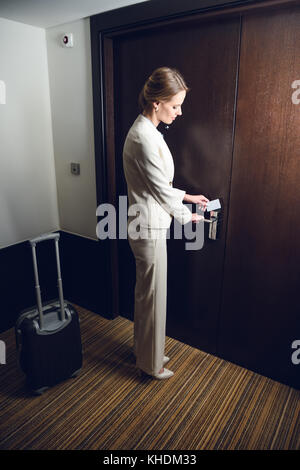 La porte de la salle de l'hôtel ouverture businesswoman Banque D'Images