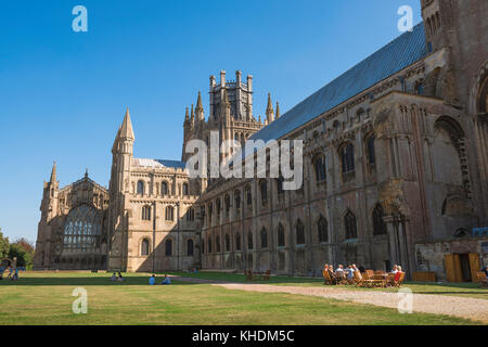 Cathédrale d'Ely, vue en été d'un groupe de visiteurs à la cathédrale d'Ely en prenant le thé de l'après-midi sur le vert de la cathédrale, Cambridgeshire, Angleterre, Royaume-Uni Banque D'Images