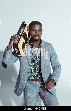 L'homme élégant boombox holding Banque D'Images