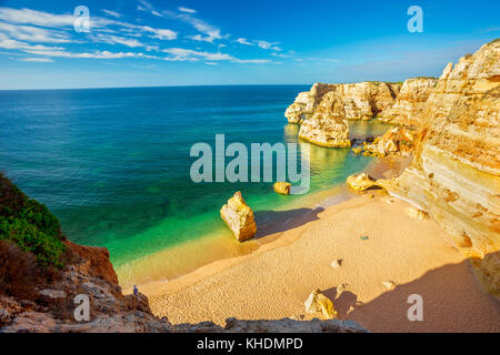 Vue depuis la falaise de l'emblématique plage de sable doré de Praia marinha et l'océan calme, à Lagoa, algarve municipalité Banque D'Images