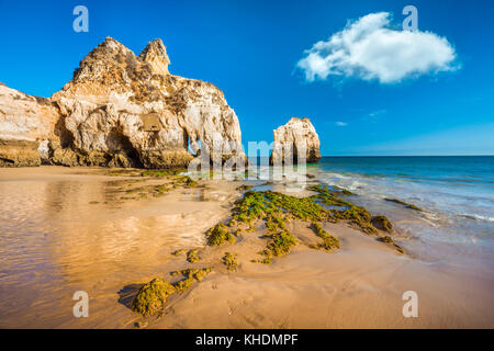 Marée basse à belle plage de rochers - Praia dos Tres Irmaos, région de l'Algarve, PORTUGAL Banque D'Images