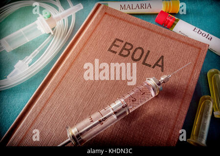 Seringue vintage sur un livre de l'ebola, concept médical Banque D'Images
