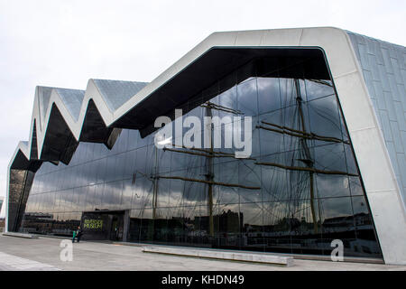 Royaume-uni, Ecosse, GLASGOW RIVERSIDE MUSEUM, CONÇU PAR ZAHA HADID, LE GRAND VOILIER REFLÉTÉE Banque D'Images