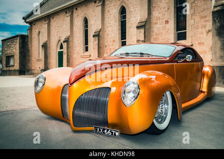 Barossa Valley, Australie du Sud, le 16 janvier 2016 : 1939 Lincoln Zephyr voiture garée près de la vieille église de rue principale de tanunda sur une journée Banque D'Images