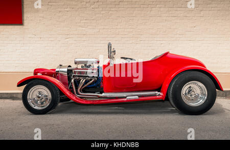 Barossa Valley, Australie du Sud, le 16 janvier 2016 : sur mesure vintage hot rod garé contre un mur de briques à rue principale de tanunda sur une journée Banque D'Images