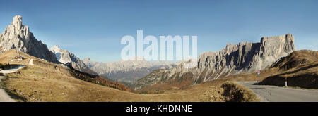 Belle vue grand angle du col giau Dolomites Italie Alpes en automne Banque D'Images