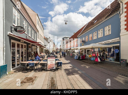 Stengade rue commerçante et piétonne dans le centre-ville médiéval de Helsingor / Helsingør, au Danemark, en Scandinavie. Banque D'Images