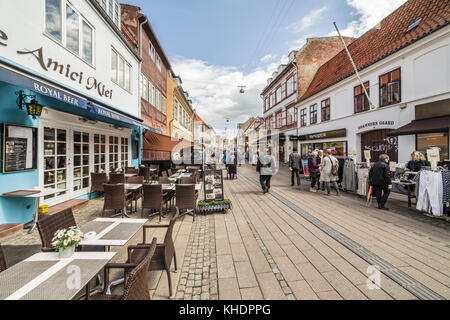 Stengade rue commerçante et piétonne dans le centre-ville médiéval de Helsingor / Helsingør, au Danemark, en Scandinavie. Banque D'Images