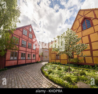 Rue résidentielle étroite dans le centre-ville médiéval de Helsingor / Helsingør, au Danemark, en Scandinavie. Banque D'Images