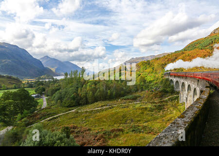 Photo prise à partir de l'enregistrement Jacobite steam train passant sur le viaduc de Glenfinnan sur la West Highland Line, Ecosse Banque D'Images