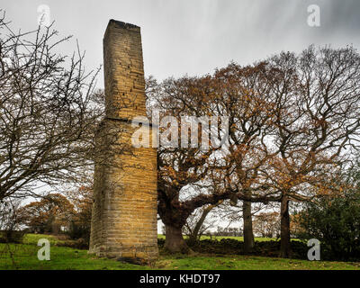 Vieille Cheminée d'usine Goitstock Stock Goit Bois Cullingworth West Yorkshire Angleterre Banque D'Images