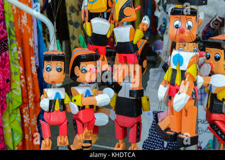 De nombreux jouets pinocchio en bois suspendu dans une boutique de la rue de l'ancien village de Panagia, à Thasos-Grèce Banque D'Images