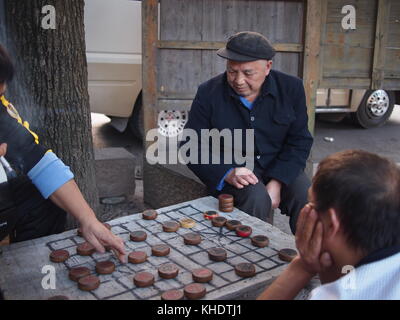 Fenghuang, CHINE - 17 octobre 2016 : trois hommes âgés jouant xiangqi, échecs chinois Banque D'Images