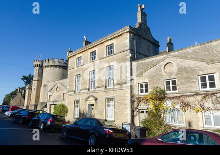 Maisons en pierre de Cotswold Cecily Hill dans le marché Cotswold ville de Cirencester, Gloucestershire, Royaume-Uni Banque D'Images