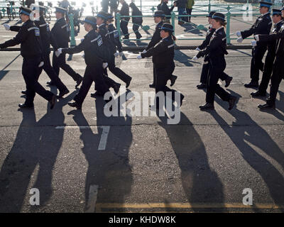 Mars cadets de police le long du front de mer de Brighton, le jour du Souvenir Banque D'Images