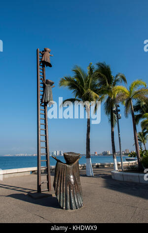 Mexique, Jalisco, Puerto Vallarta. El Centro, centre-ville historique. Le Malecon, promenade au bord de l'eau connue pour sa vue sur la baie de Banderas et son chabot de bronze Banque D'Images