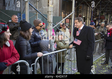 Andrew Cuomo, le gouverneur de l'État de New York, accueille des spectateurs alors qu'il marche sur la 5e Avenue dans la Verterans Day Parade à New York. Banque D'Images