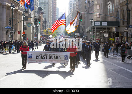 Les membres de la United States Coast Guard Vets Association défilent sur la 5e Avenue dans le Veterans Day Parade à New York. Banque D'Images