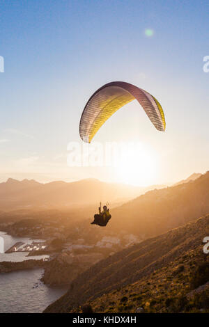 Parapente à Morro de Toix près de Calpe, Alicante, Costa Blanca, Espagne Banque D'Images