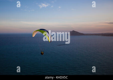 Parapente à Morro de Toix près de Calpe, Alicante, Costa Blanca, Espagne Banque D'Images