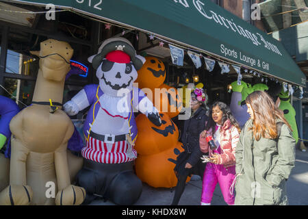 Blowup Halloween décorations à vendre le long de la 7e Avenue à Park Slope, Brooklyn, NY. Banque D'Images