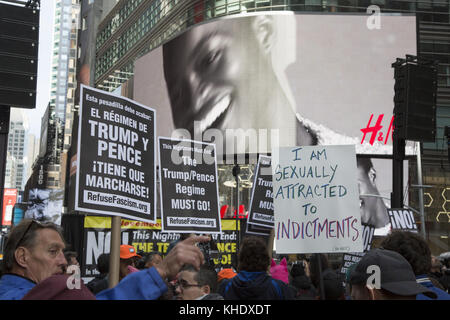 Impeach Trump/Pence rassemblement à 42e Rue et Broadway au cœur de Times Square, New York City. Banque D'Images