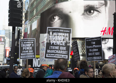 Impeach Trump/Pence rassemblement à 42e Rue et Broadway au cœur de Times Square, New York City. Banque D'Images