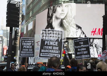 Impeach Trump/Pence rassemblement à 42e Rue et Broadway au cœur de Times Square, New York City. Banque D'Images