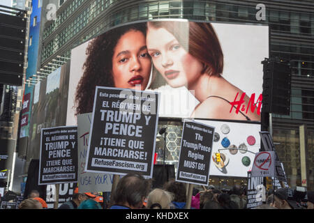 Impeach Trump/Pence rassemblement à 42e Rue et Broadway au cœur de Times Square, New York City. Banque D'Images