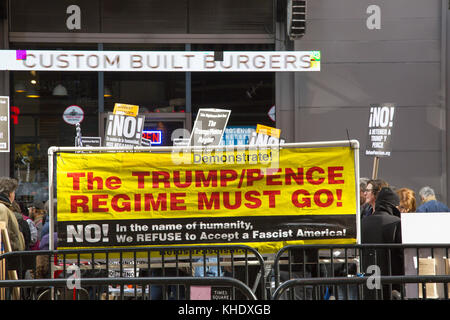 Impeach Trump/Pence rassemblement à 42e Rue et Broadway au cœur de Times Square, New York City. Banque D'Images