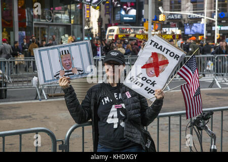 Impeach Trump/Pence rassemblement à 42e Rue et Broadway au cœur de Times Square, New York City. Banque D'Images