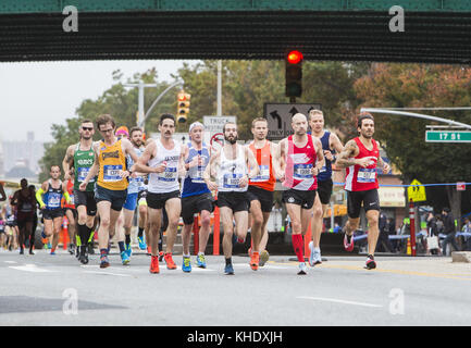 Les coureurs traversent Park Slope, Brooklyn au cours de la première étape de la New York City Marathon de New York. Banque D'Images