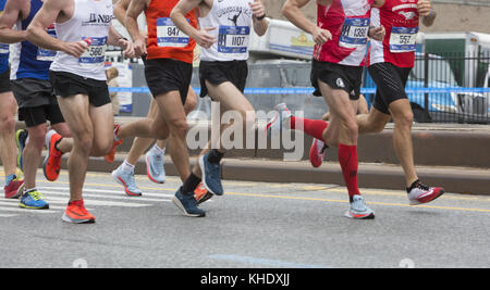 Les coureurs traversent Park Slope, Brooklyn au cours de la première étape de la New York City Marathon de New York. Banque D'Images