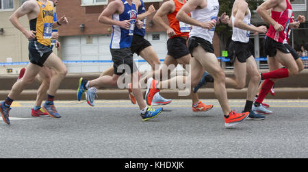 Les coureurs traversent Park Slope, Brooklyn au cours de la première étape de la New York City Marathon de New York. Banque D'Images