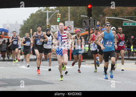 Les coureurs traversent Park Slope, Brooklyn au cours de la première étape de la New York City Marathon de New York. Banque D'Images