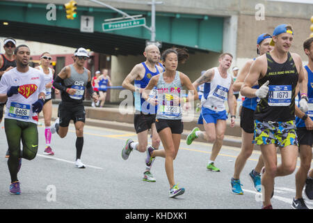 Les coureurs traversent Park Slope, Brooklyn au cours de la première étape de la New York City Marathon de New York. Banque D'Images