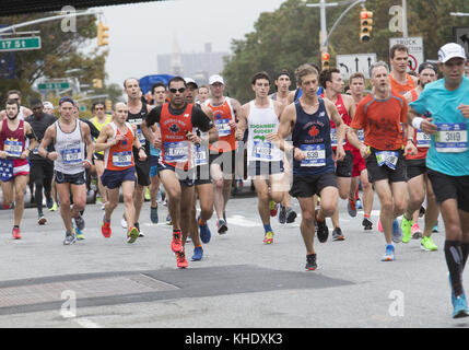 Les coureurs traversent Park Slope, Brooklyn au cours de la première étape de la New York City Marathon de New York. Banque D'Images