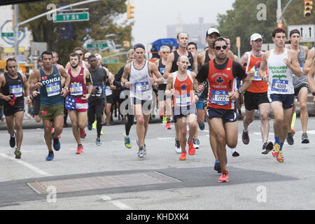 Les coureurs traversent Park Slope, Brooklyn au cours de la première étape de la New York City Marathon de New York. Banque D'Images