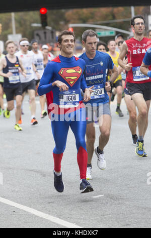 Les coureurs traversent Park Slope, Brooklyn au cours de la première étape de la New York City Marathon de New York. Banque D'Images