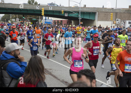 Les coureurs traversent Park Slope, Brooklyn au cours de la première étape de la New York City Marathon de New York. Banque D'Images