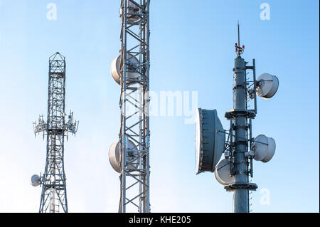 Les antennes des stations relais de diffusion à la hausse. Des tours de télécommunication avec bleu ciel clair. Banque D'Images