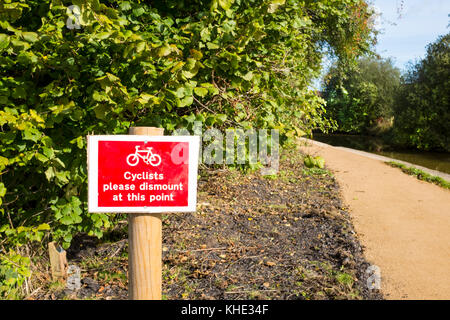 Les cyclistes peuvent descendre à ce point sur le chemin de halage, le canal Trent et Mersey à Cheshire, Royaume-Uni Banque D'Images