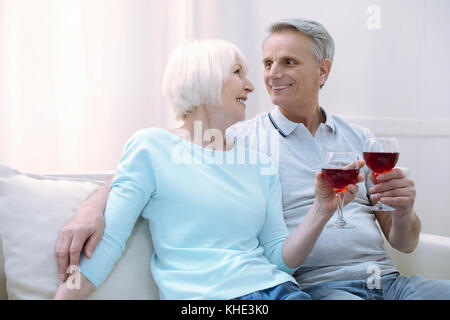 Happy couples célébrant leur anniversaire de mariage Banque D'Images