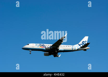 Flybe Embraer ER175 à l'atterrissage à l'aéroport de Birmingham, UK (G-FBJI) Banque D'Images